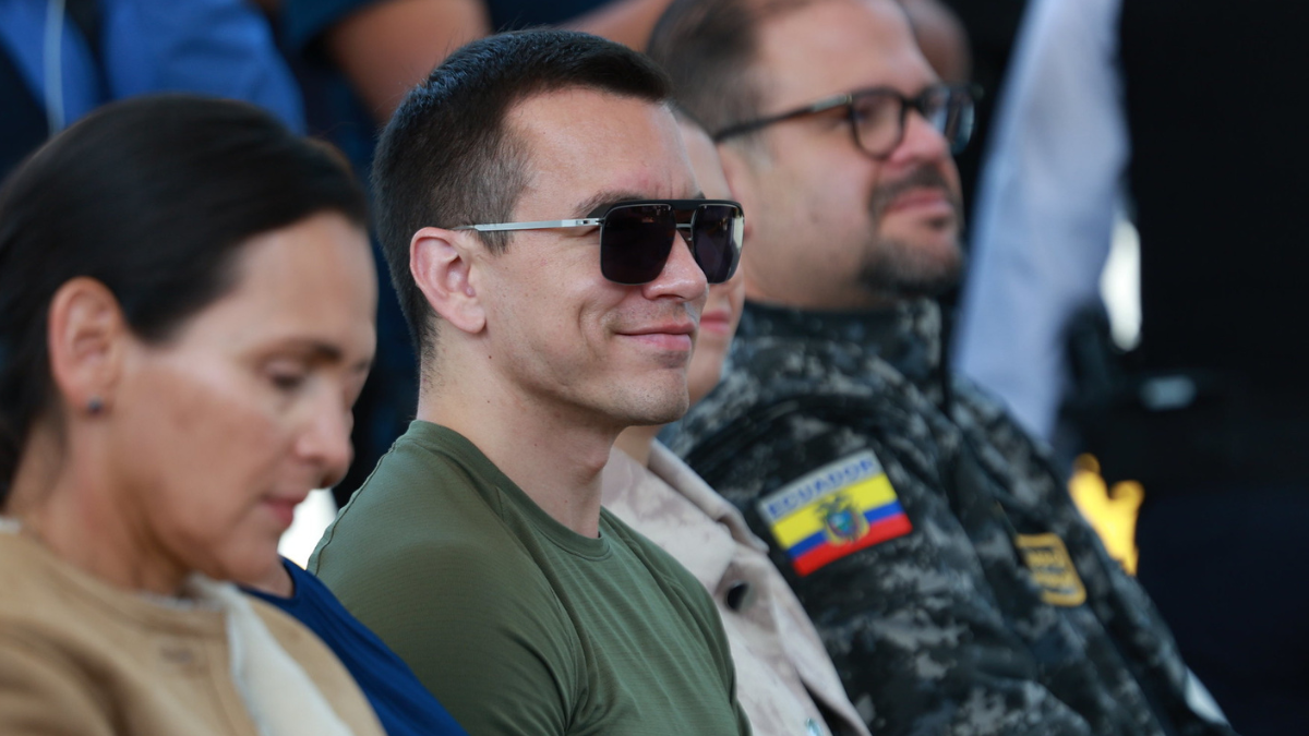 Autoridades y ciudadanos comparten espacio durante una ceremonia con presencia de las Fuerzas Armadas en Ecuador.