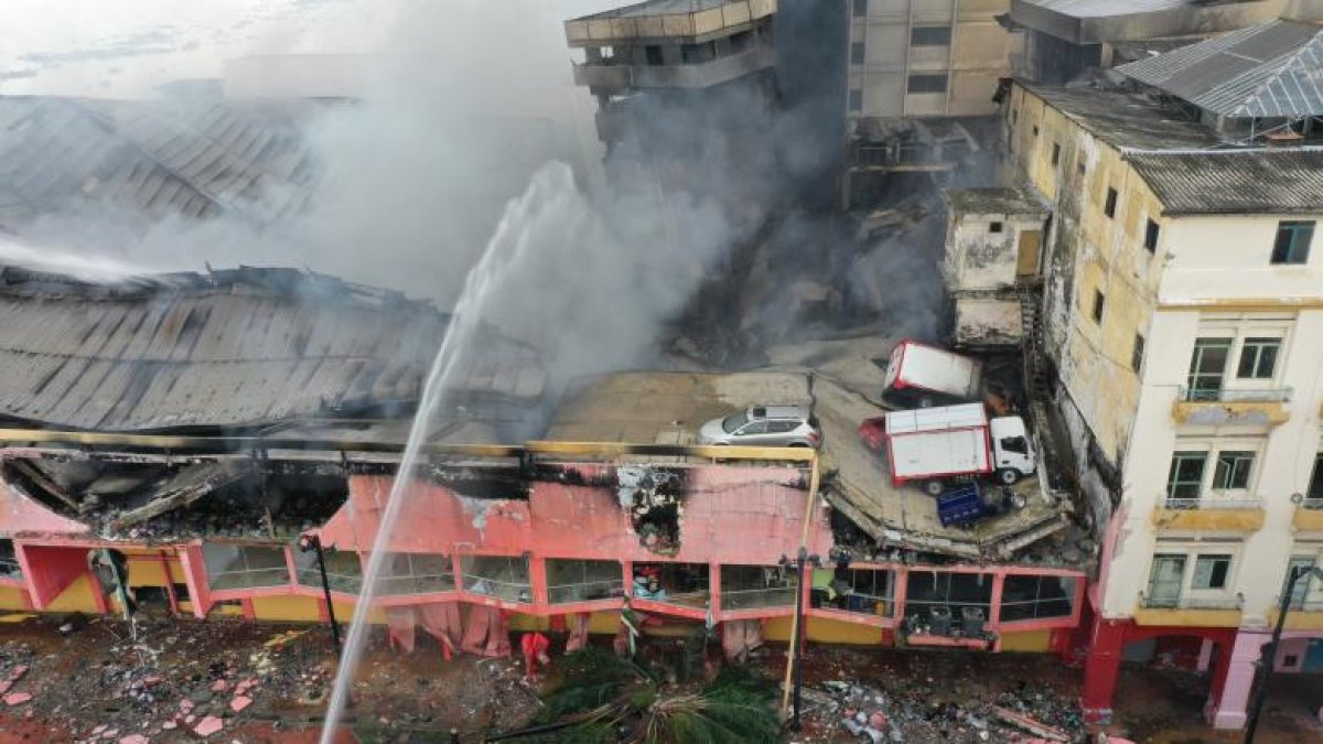 El edificio aún tiene vehículos atrapados en su interior