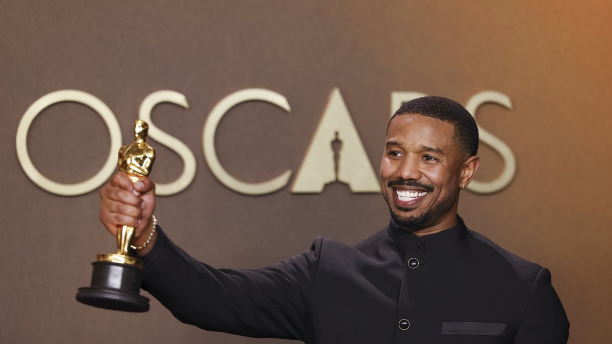 El actor Michael B. Jordan sosteniendo su Óscar.