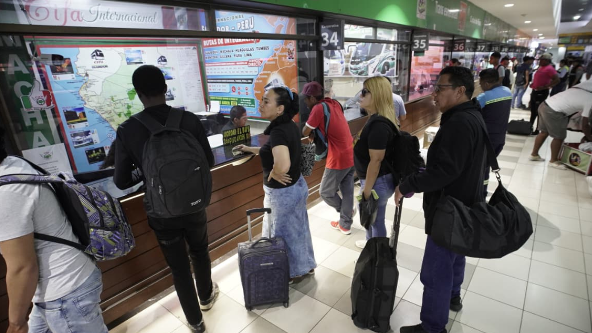 Usuarios hacen fila en la Terminal de Guayaquil para las últimas salidas de buses antes del toque de queda.