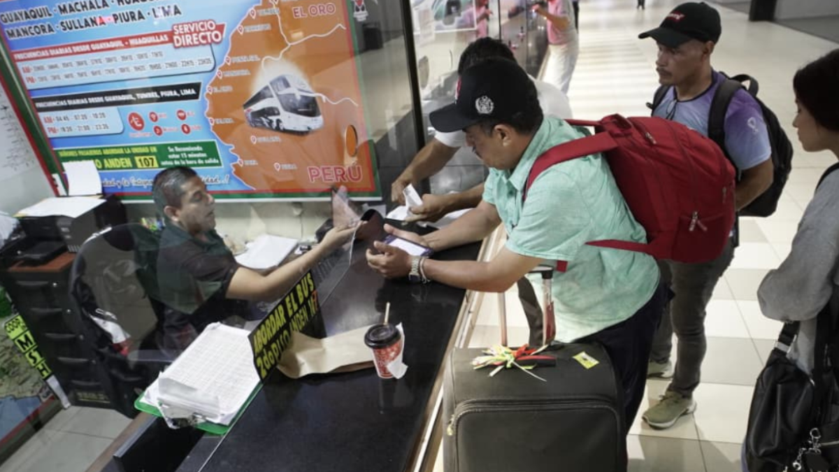 En la Terminal Terrestre de Guayaquil, los viajeros se apresuran a tomar las últimas frecuencias antes de las 21:00, en cumplimiento del toque de queda.