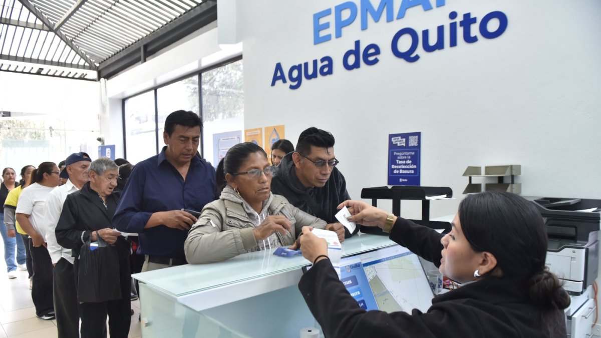 Laura Arenillo llegó a la agencia de la Epmaps. Asegura que el valor de la tasa subió su factura y no le aplican el descuento de la tercera edad.