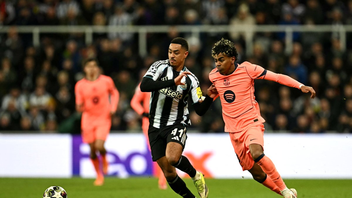 El Barça deposita sus esperanzas de gol en Lamine Yamal (d).