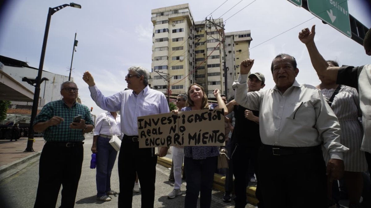 Incendio en el edificio Multicomercio dejó graves daños en el centro de Guayaquil.
