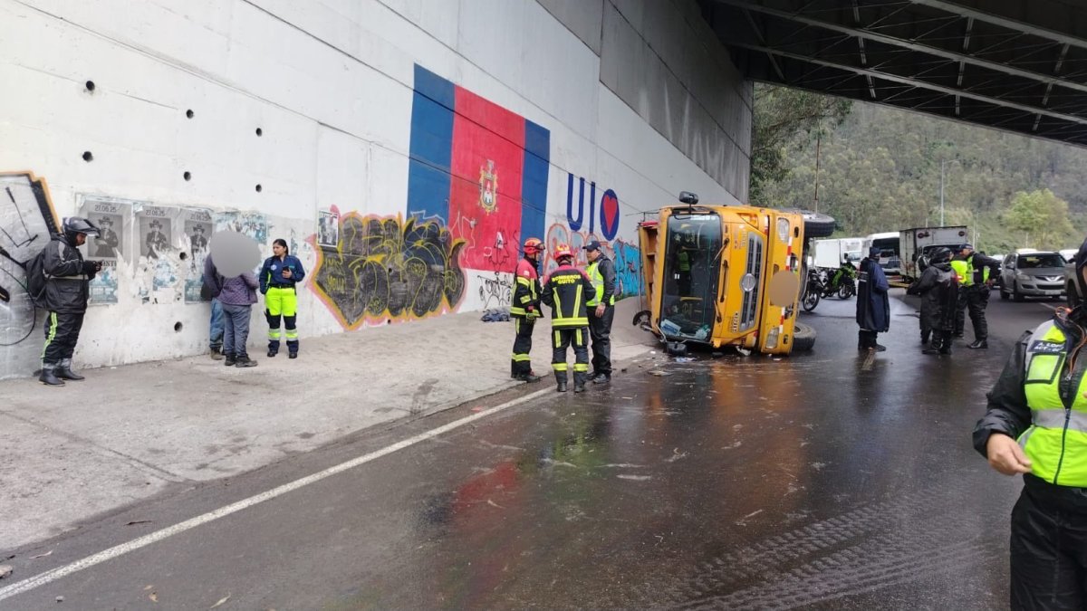 La volqueta aplastó al motocilista en la av. Simón Bolívar y Granados.