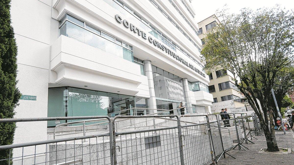 Cerco. La Policía ha instalado vallas metálicas en los exteriores de la Corte Constitucional, en Quito.