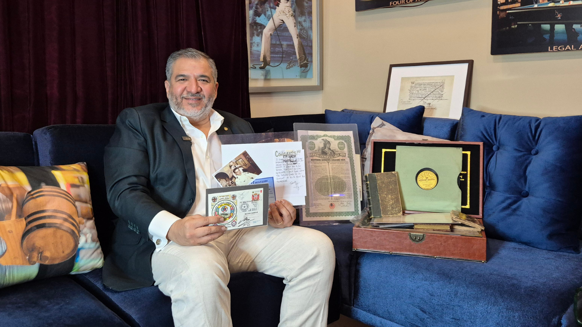 El coleccionista ecuatoriano de 52 años, lleva dos décadas dedicado a reunir manuscritos antiguos, objetos históricos y autógrafos.