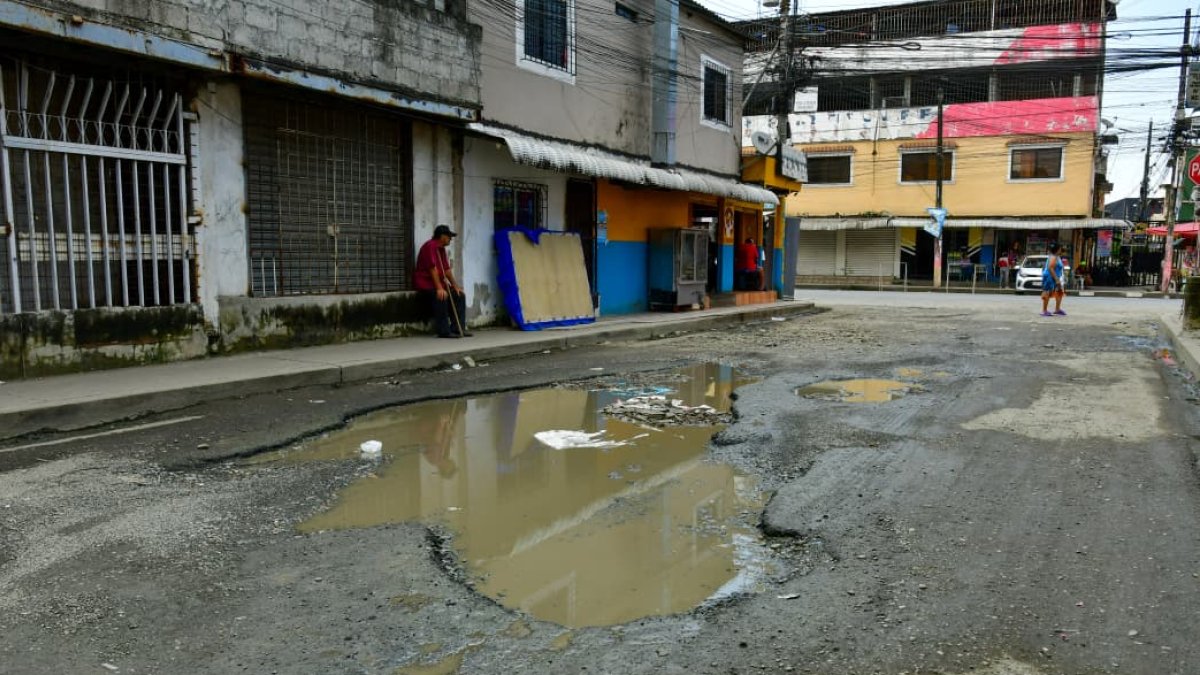 Calles deterioradas y servicios irregulares marcan el día a día en Durán.