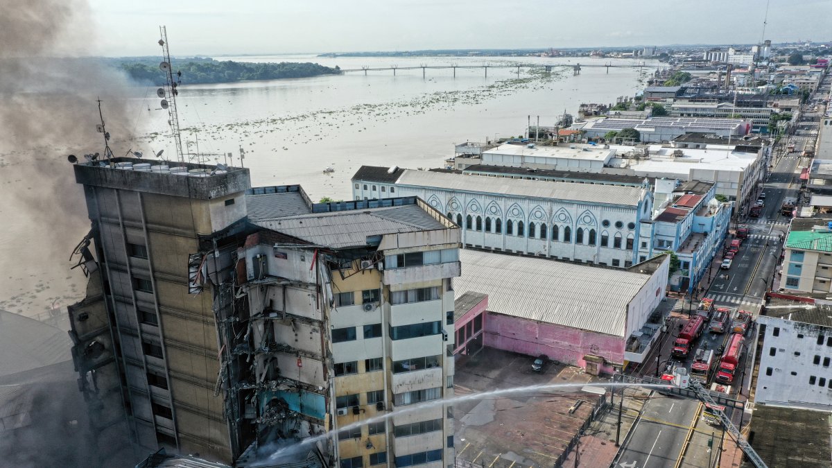 Las torres del centro comercial Multicomercio quedaron seriamente afectadas por el incendio que se extendió durante cinco días.