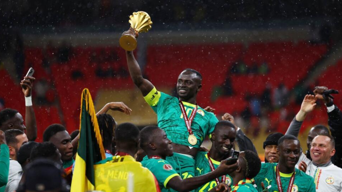 Sadio Mané de Senegal levanta el trofeo con sus compañeros de equipo mientras celebran tras ganar la Copa Africana de Naciones