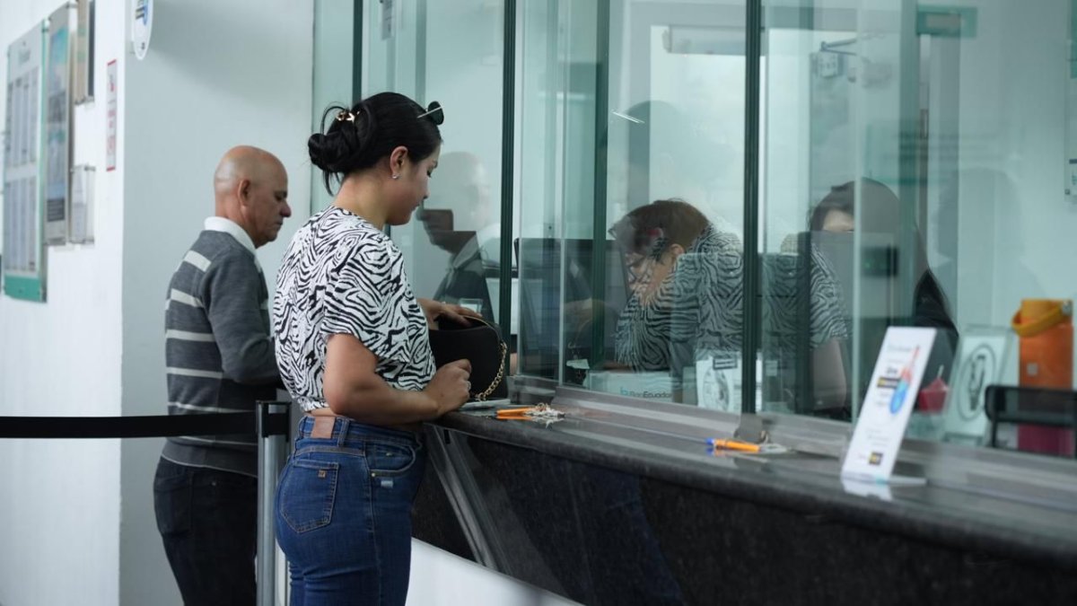 Personas solicitan crédito en la banca pública.