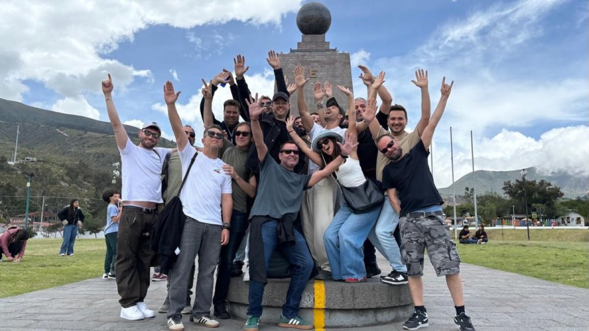 Equipo de Pablo Alborán en la Mitad del Mundo.