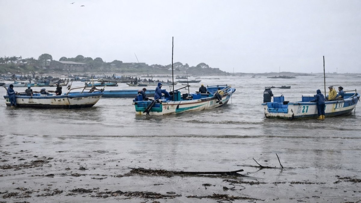 Varias embarcaciones artesanales resultaron hundidas o quedaron a la deriva, afectando directamente el sustento de pescadores del puerto de Chanduy.