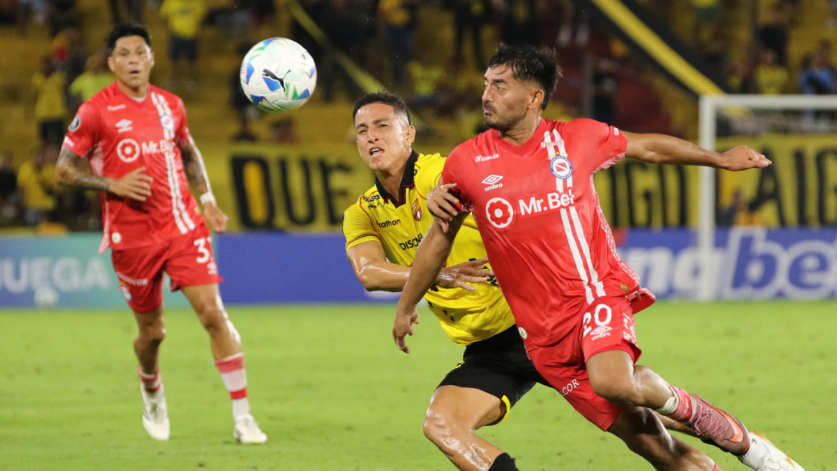 Miguel Parrales disputa un balón con un jugador de Argentinos Jrs.
