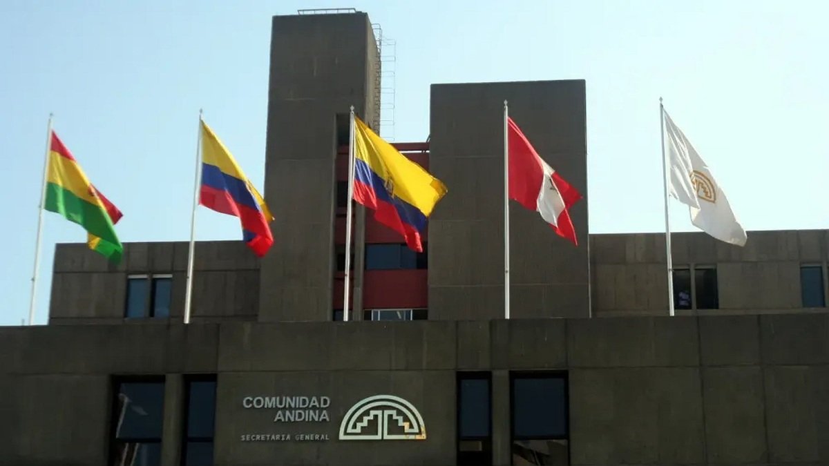 El concejal Wilson Merino llegó este 23 de febrero de 2026 a la Corte Constitucional acompañado de dirigentes barriales.