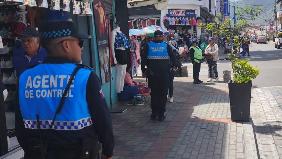 Referencia. El Cuerpo de Agentes de Control Metropolitano de Quito rechazó las agresiones registradas durante el operativo en la Plaza de San Francisco, en el Centro Histórico.