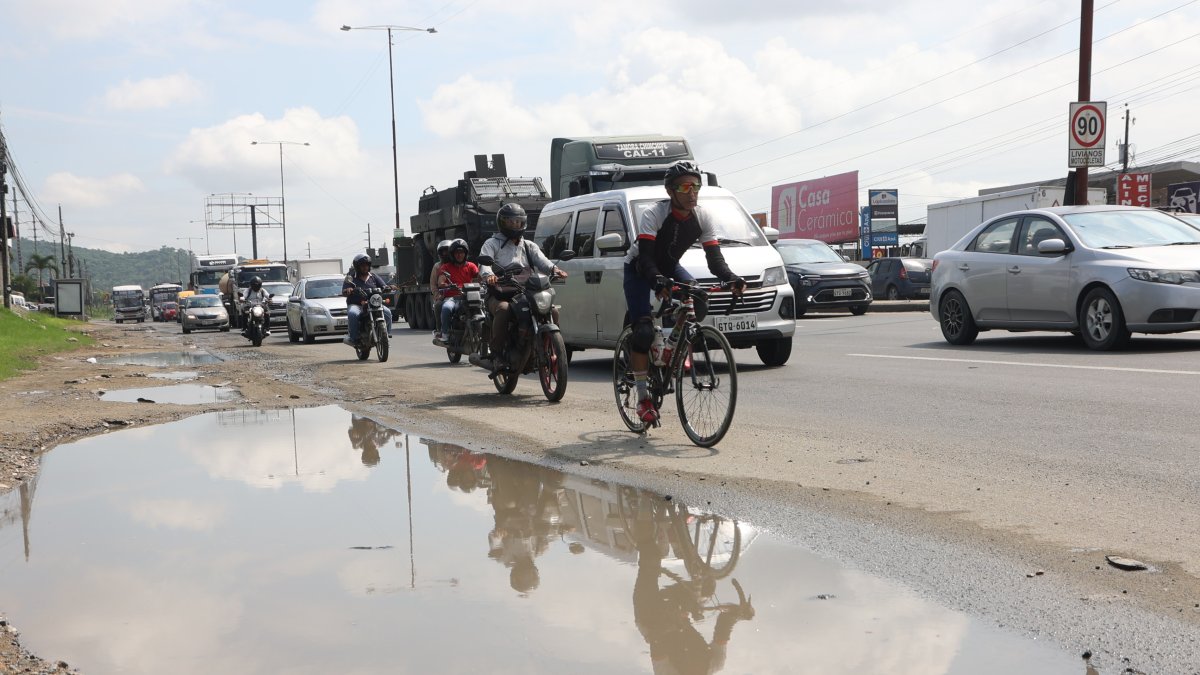 Machala presenta inundaciones tras intensas lluvias y desborde del río Pital.