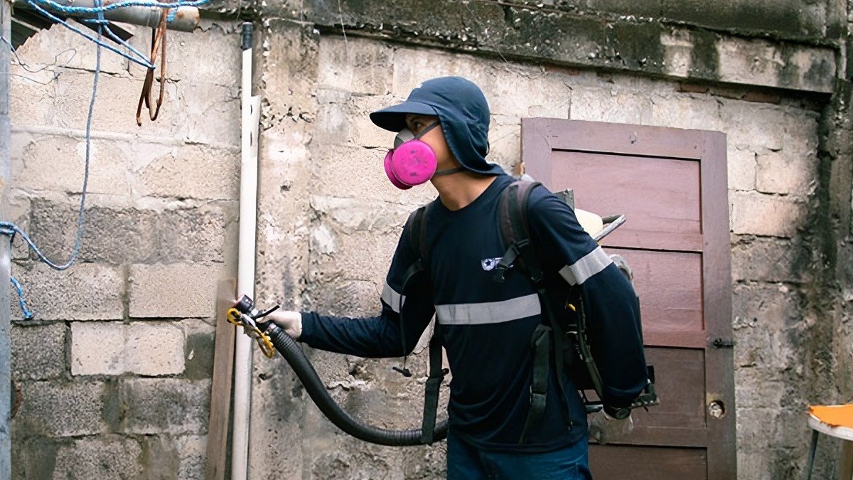 La Dirección municipal de Salud e Higiene realiza la fumigación, dentro y fuera de las casas, contra el dengue en diversos sectores de Guayaquil.