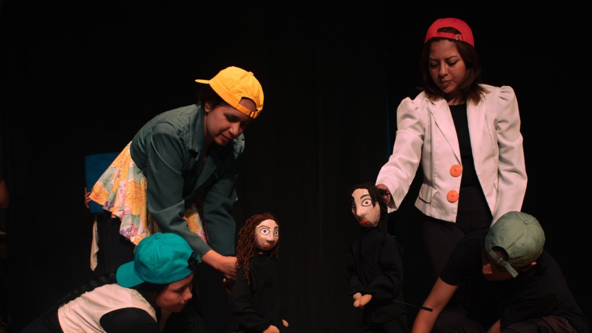 La obra es un montaje del Taller de Práctica Escénica de la Carrera de Artes Escénicas de la Facultad de Artes de la Universidad Central del Ecuador.