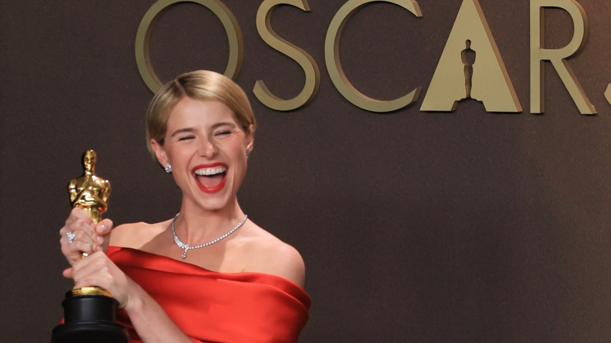 Jessie Buckley al recibir su Óscar.