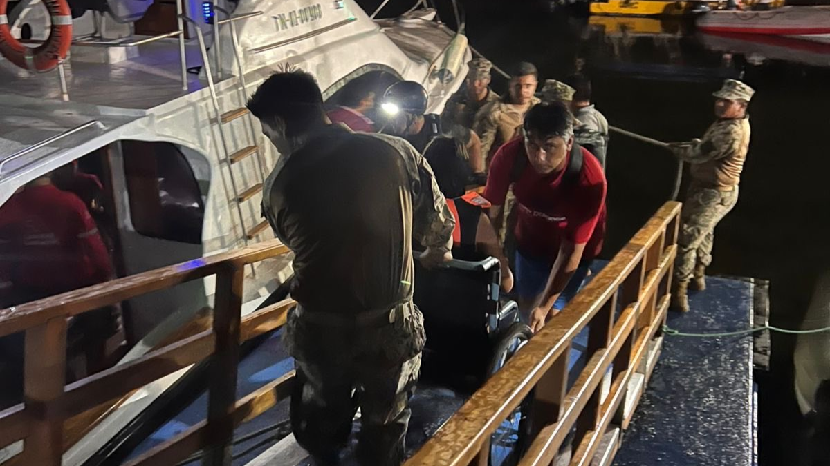 El capitán falleció y 28 personas fueron rescatadas en un operativo coordinado por la Armada del Ecuador y cuerpos de emergencia.