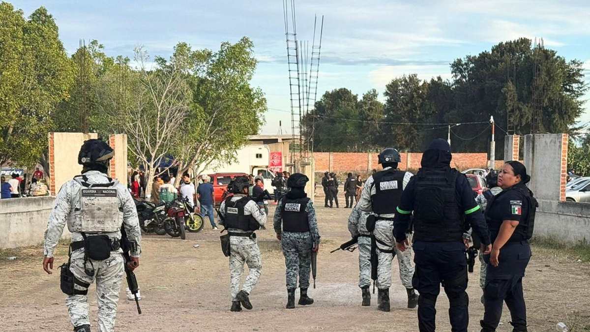 Integrantes de la Guardia Nacional de México custodian la zona donde se cometió un ataque armado en calles del estado de Guanajuato (México).