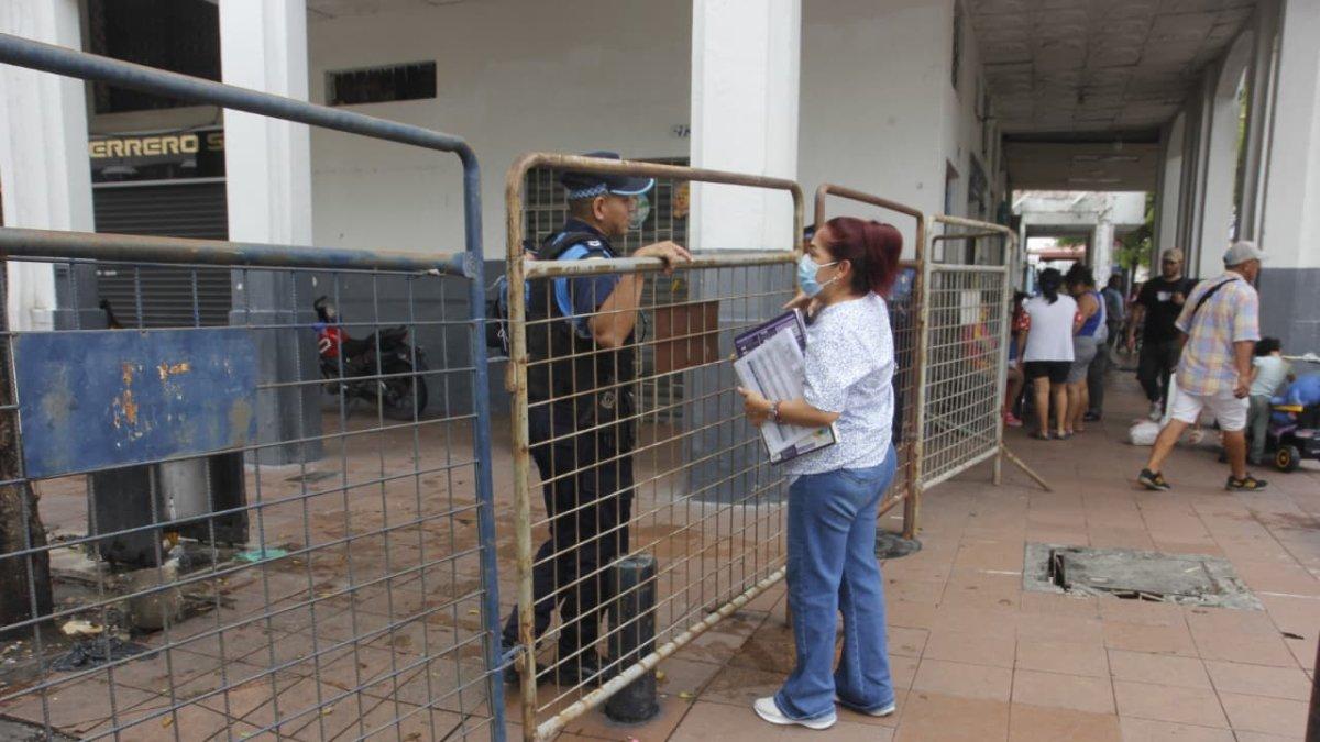 El ingreso a los alrededores del centro comercial Multicomercio está restringido desde el inicio del incendio, el 11 de febrero, y que se extendió al menos por cinco días.