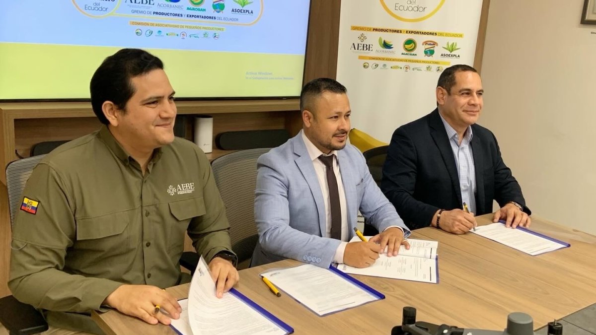 Exportadores de bananos donaron drones a Agrocalidad.