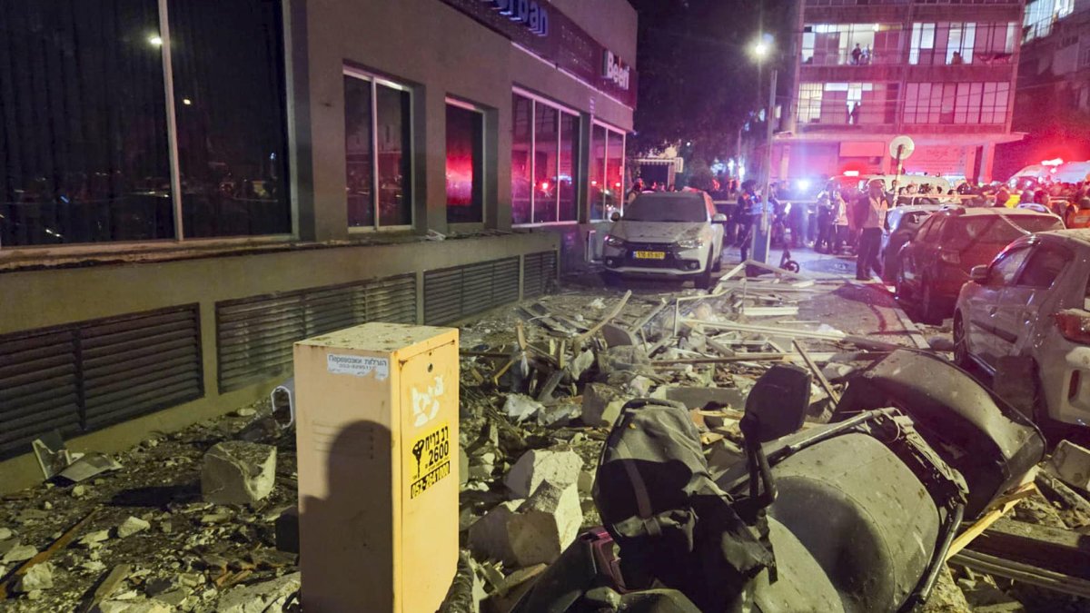 Dos personas murieron en Ramat Gan, en el distrito de Tel Aviv, por un impacto en su edificio registrado tras una andanada de misiles de Irán.