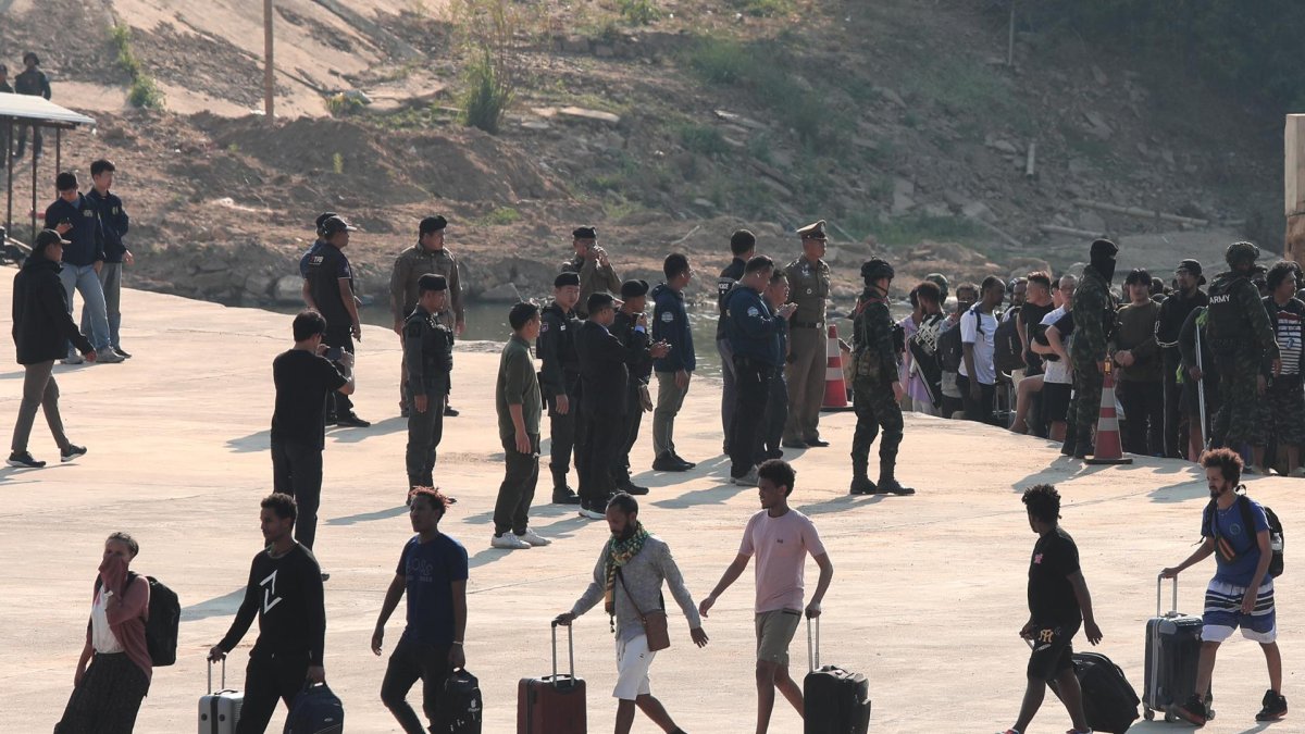 Personas rescatadas de centros de estafa en Myanmar llegan a Tailandia el 12 de febrero de 2025, en la zona fronteriza del distrito de Phop Phra, en el norte tailandés.