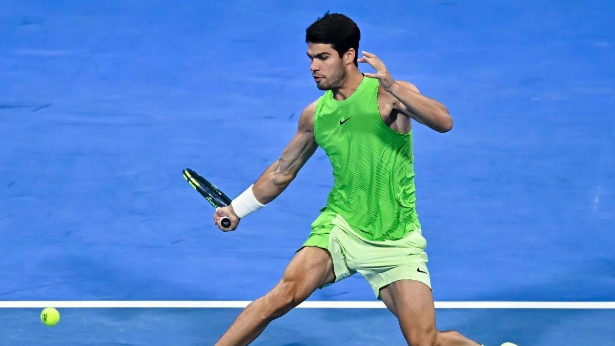 Carlos Alcaraz avanzó a las finales del Torneo de Doha al vencer a Andrey Rublev.