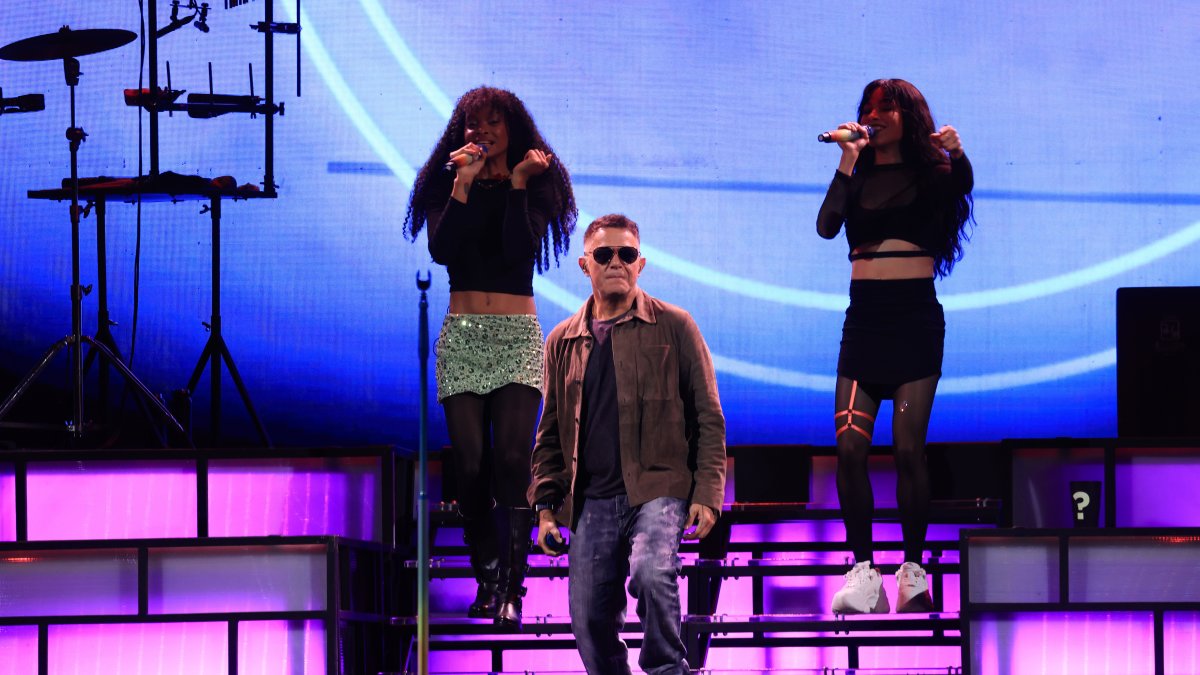 Alejandro Sanz volvió a cantarle a Quito en un Estadio Olímpico Atahualpa atestado, con cerca de 20,000 espectadores.