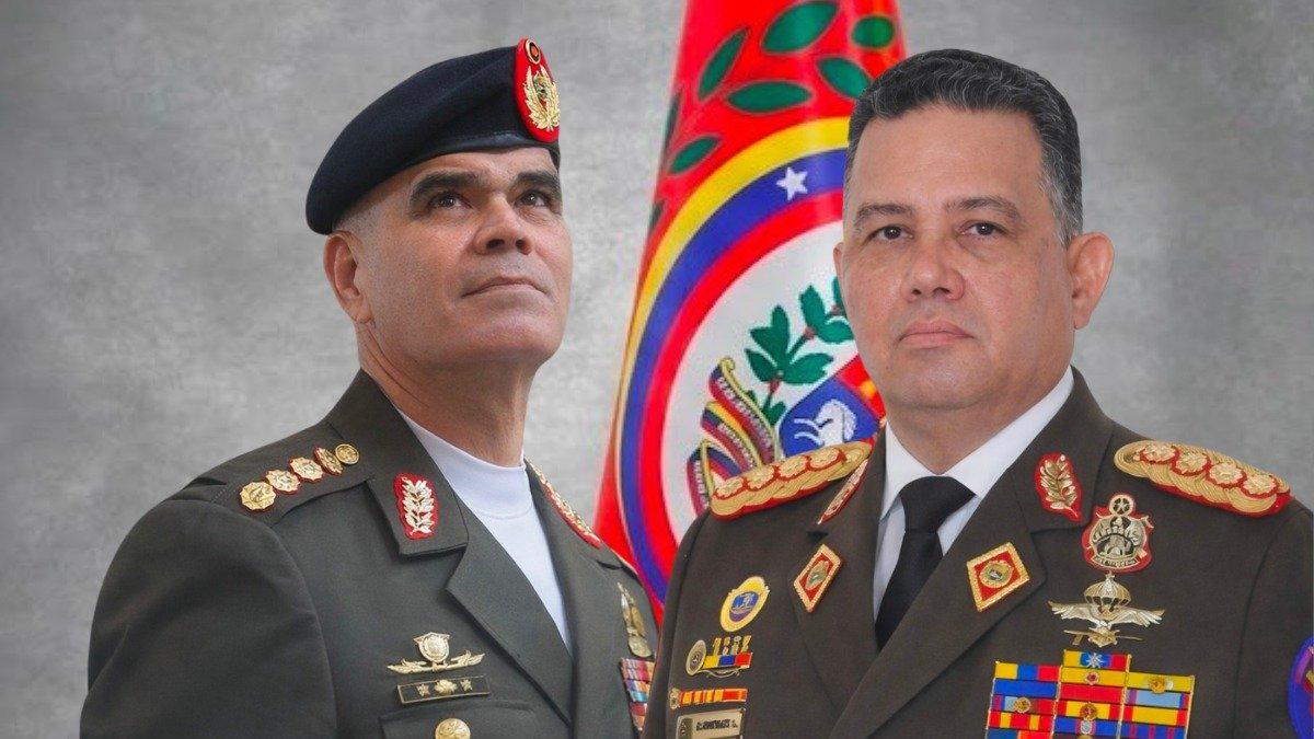 Vladimir Padrino López (izquierda) fue cesado como ministro venezolano de Defensa, cargo que ocupó por más de una década, y lo reemplaza Gustavo González López.