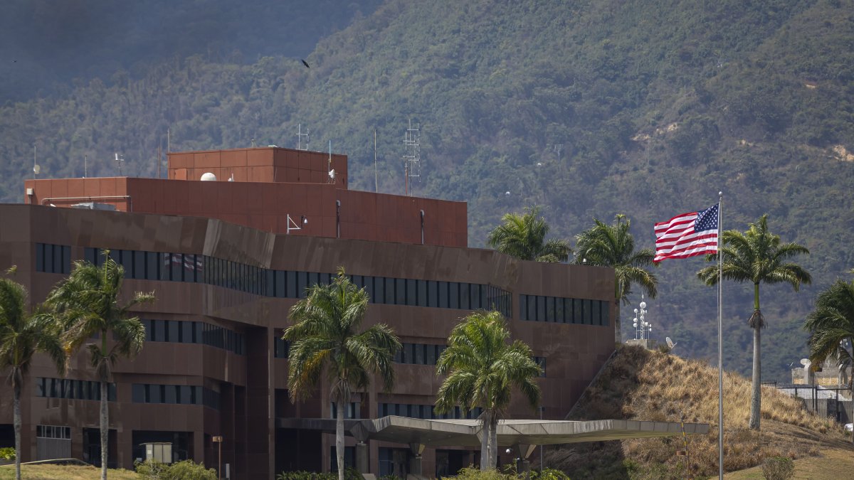 Hecho. La bandera se levantó durante el fin de semana en la embajada ubicada en una urbanización de la capital.