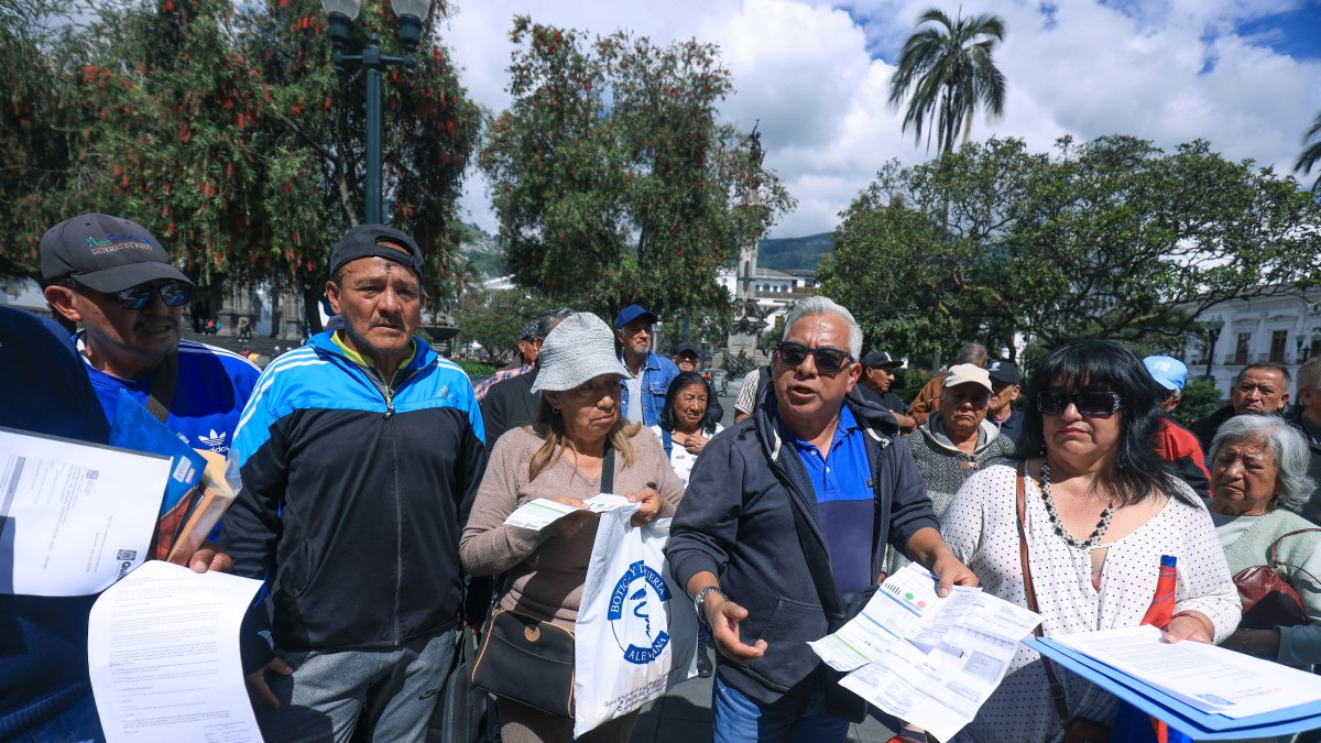 Con las facturas en mano, los vecinos mostraban el incremento de la tasa de recolección de basura.