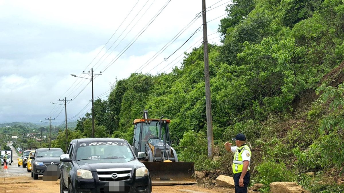 Con maquinaria pesada se limpió la Ruta del Spondykus en el tramo Olón - Montañita que sufrió un deslave por la lluvia