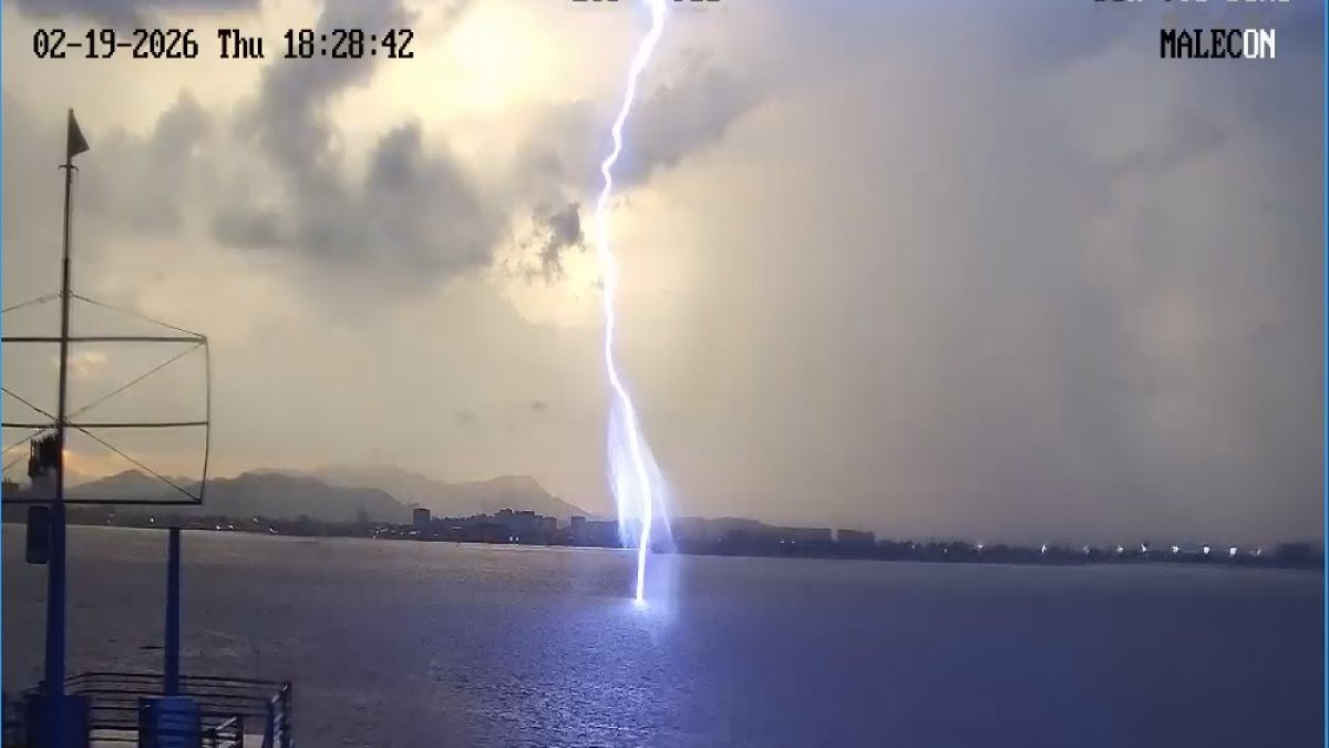 El sistema ECU 911 captó la caída de un rayo en el río Guayas, durante la tormenta eléctrica del 19 de febrero de 2026.