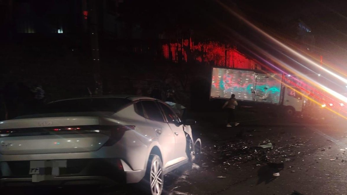 El siniestro de tránsito involucró a un vehículo mediano y un camión.