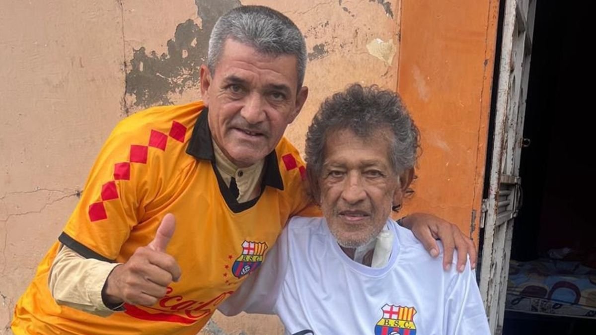 Freddy Bravo exjugador de Barcelona SC junto a Víctor Mendoza, el exgolero que necesita ayuda económica.