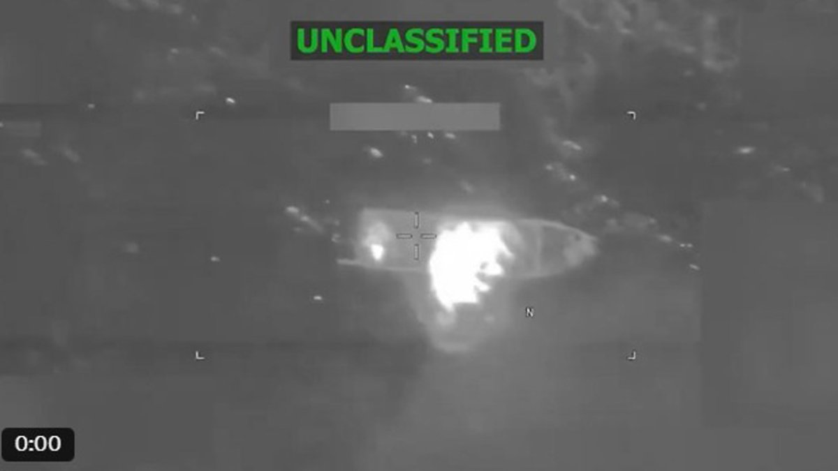 Captura de video tomada de la cuenta en X @Southcom del Comando Sur de Estados Unidos, que muestra una lancha atacada en aguas internacionales del Pacífico.