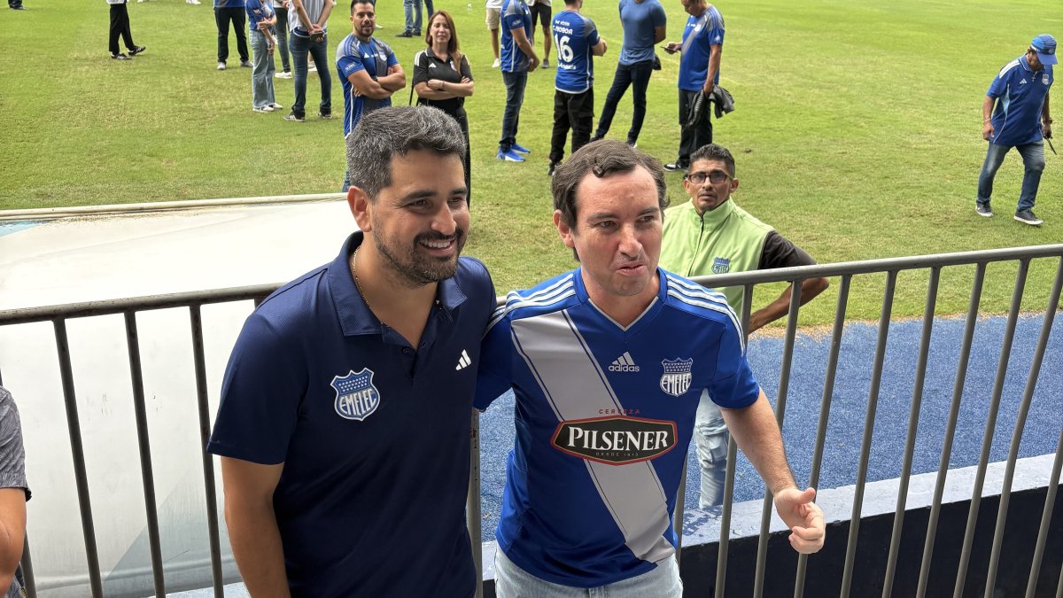 José David Jiménez durante la jornada electoral en el estadio Capwell, junto a hinchas.