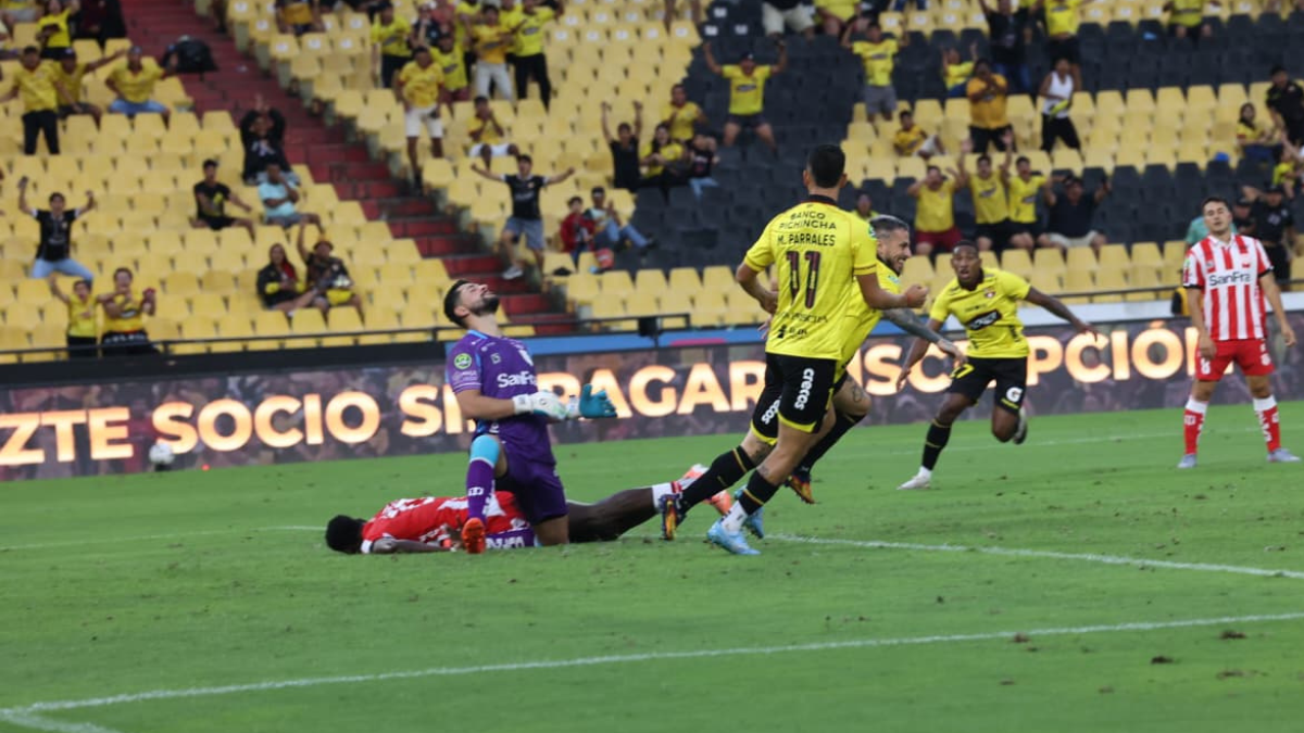 Darío Benedetto celebra el gol del triunfo ante Técnico Universitario.