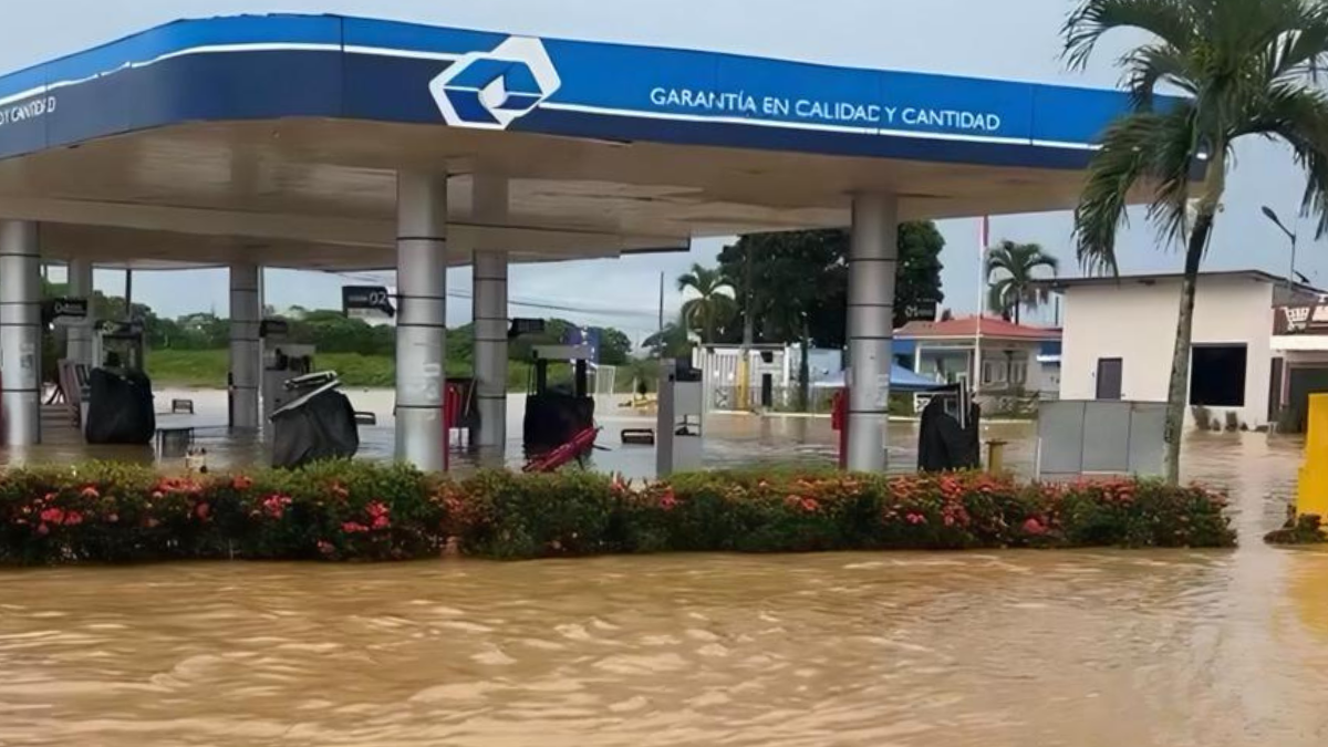 Machala presenta inundaciones tras intensas lluvias y desborde del río Pital.