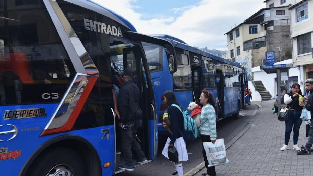 En Quito hay 3.600 buses urbanos. En redes sociales es común ver videos de correteos y más infracciones e incumplimiento de revisión técnica frente a mínimo control por parte de la AMT.