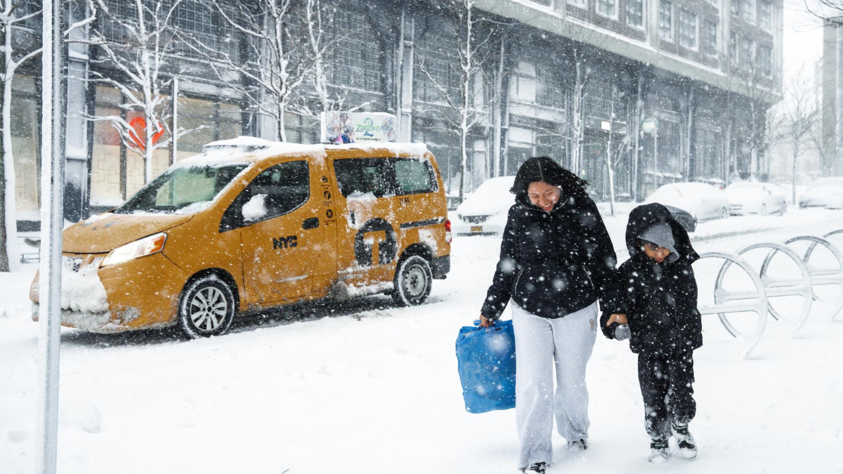 Millones de personas en Nueva York permanecen en sus hogares tras la entrada en vigor de una prohibición total de circulación no esencial.