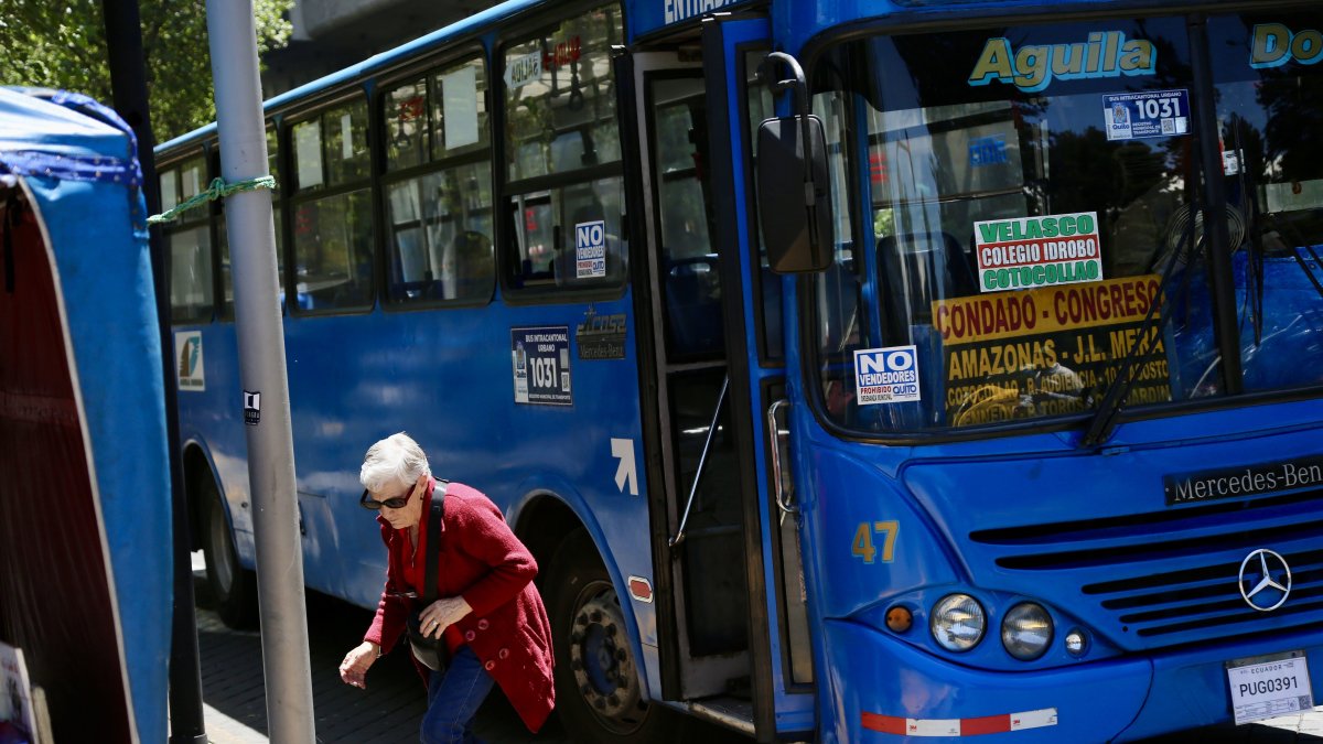 Referencia. Buses de transporte público protagonizan pelea en la avenida 12 de Octubre en Quito. El conductor fue desvinculado de la empresa.