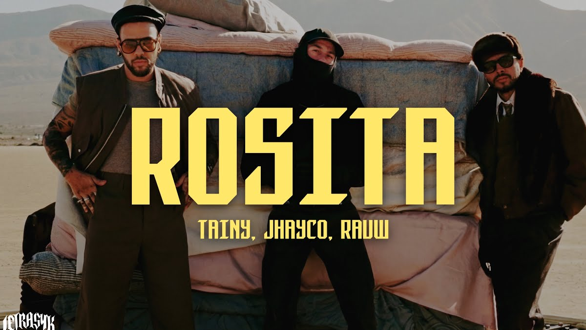 El productor Tainy junto a los cantantes Rauw Alejandro y JHAYCO para el video oficial del sencillo.