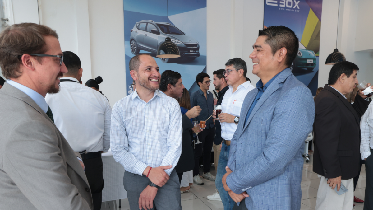 La gente enciende velas durante una manifestación que conmemora el cuarto aniversario de la invasión rusa en Ucrania. Helsinki, Finlandia, el 24 de febrero de 2026.