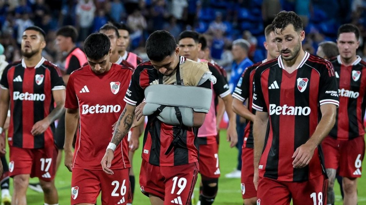 Tras una caída aparatosa, Páez evidenció un fuerte dolor en el hombro izquierdo.