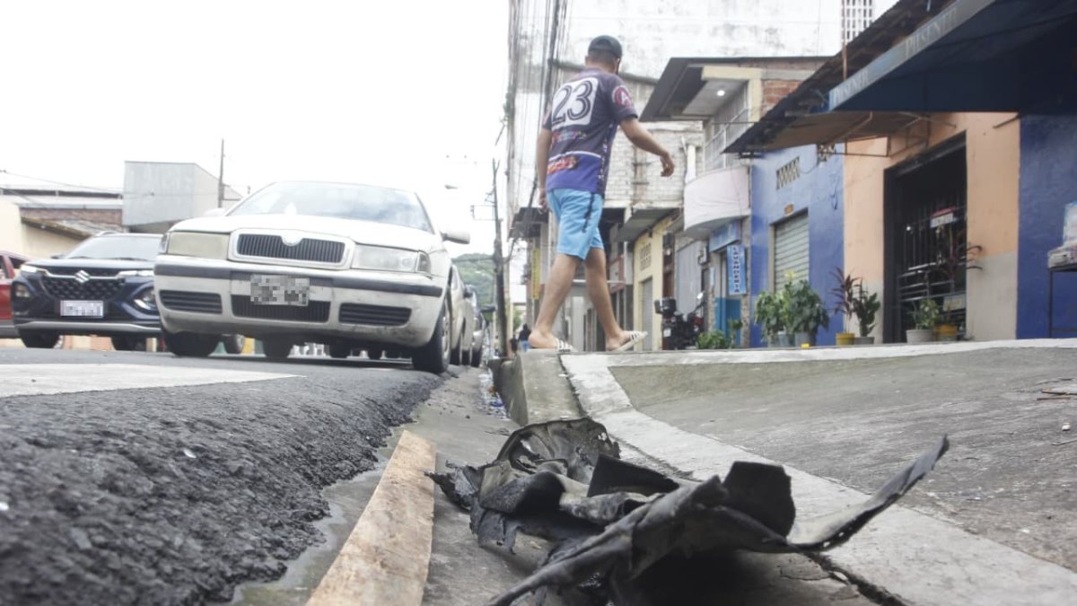 En la calzada quedaron partes del automóvil que fue incendiado, según registraron cámaras de videovigilancia.